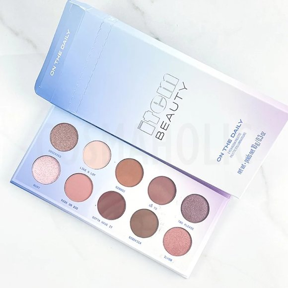 ITEM BEAUTY On The Daily Eye Shadow Palette - New in Box - Picture 1 of 5